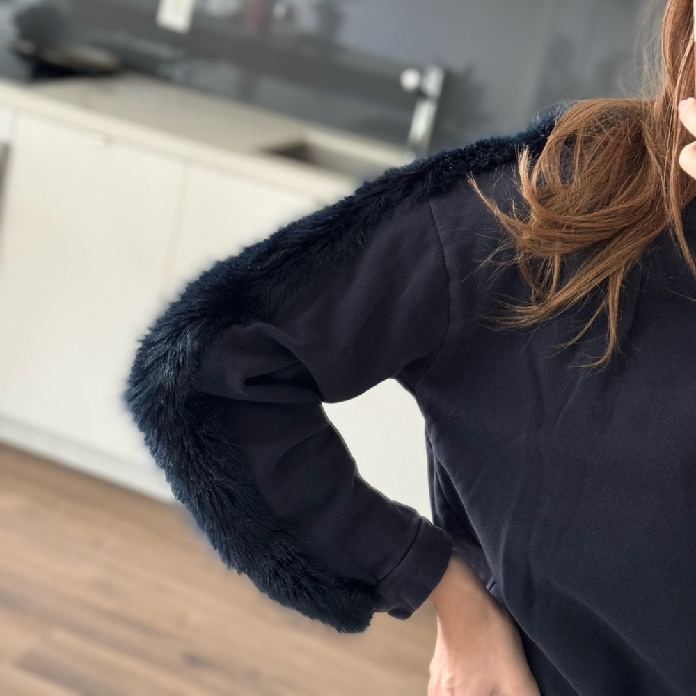 Hoodie with fur on the sleeves